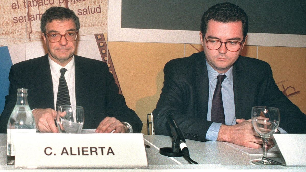 El entonces presidente de Tabacalera, César Alierta, y el director general de Patrimonio, Pablo Isla, en 1998 durante el anuncio de la privatización de la compañía.