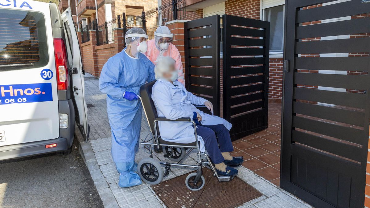 Traslado de residentes durante el pasado confinamiento.