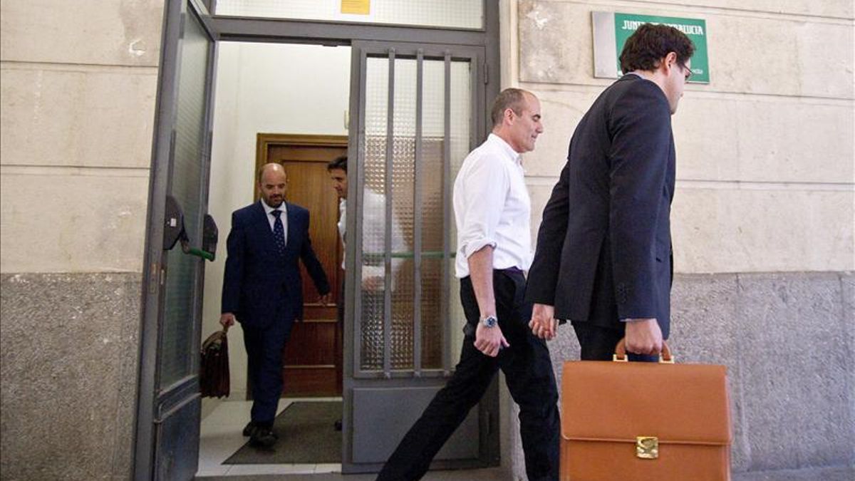 Nicolás Báñez García (2-d) y Eduardo Báñez García (2-i), hermanos de la ministra, tras comparecer ante la juez de instrucción 6 de Sevilla, Mercedes Alaya, dentro del sumario referente a la supuesta venta fraudulenta de terrenos de Mercasevilla / EFE.