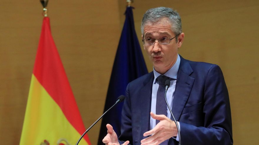 El gobernador del Banco de España, Pablo Hernández de Cos interviene en el acto de firma de la actualización del protocolo que incluye nuevas medidas para fomentar la atención a las personas mayores o con discapacidad, este lunes en Madrid. EFE/Fernando Alvarado