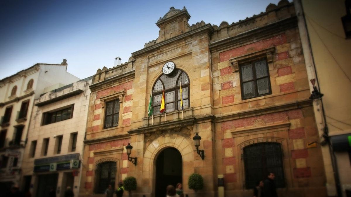 El Ayuntamiento de Algeciras actúa en una pensión tras fallecer una persona y haber tres contagiados
