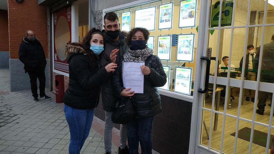 Lola (izqda), Nacho y Charo (dcha) tras firmar el contrato de alquiler