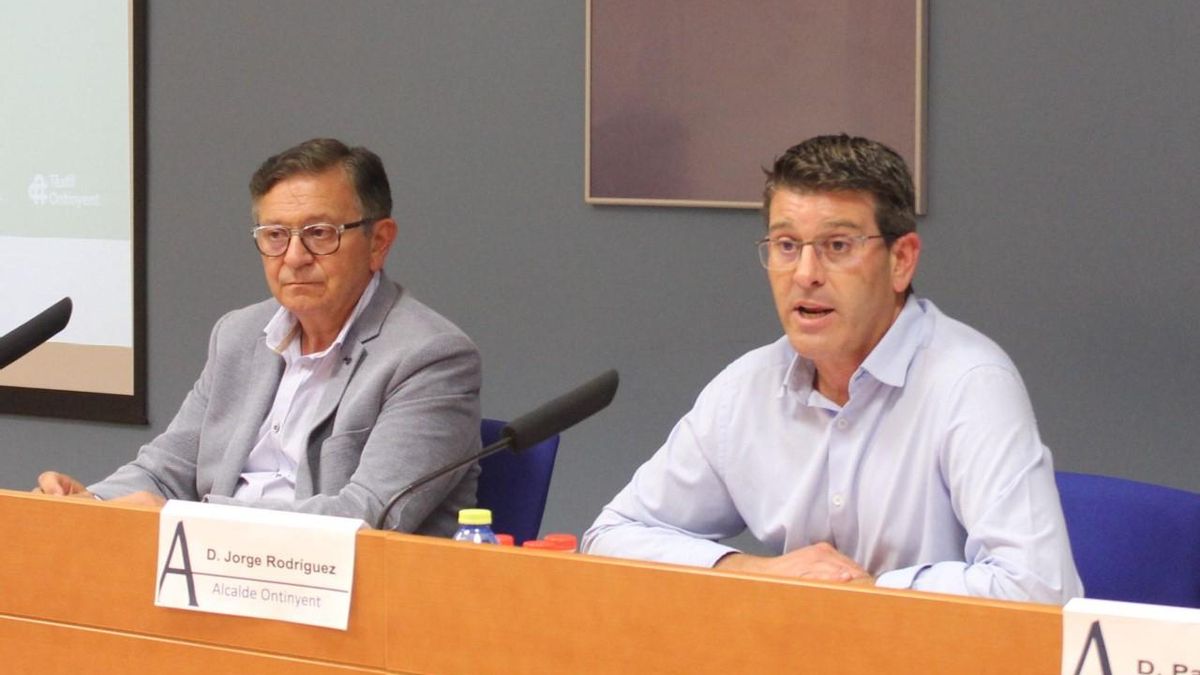 Pepe Serna, presidente de Ateval, y Jorge Rodríguez, alcalde de Ontinyent.