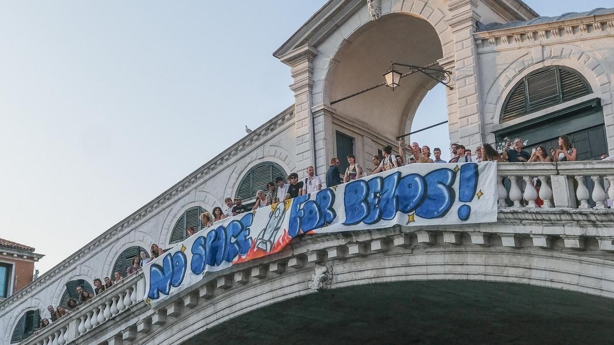 Las amenazas de activistas y cocodrilos hinchables obligan a Bezos a cambiar el lugar de su boda