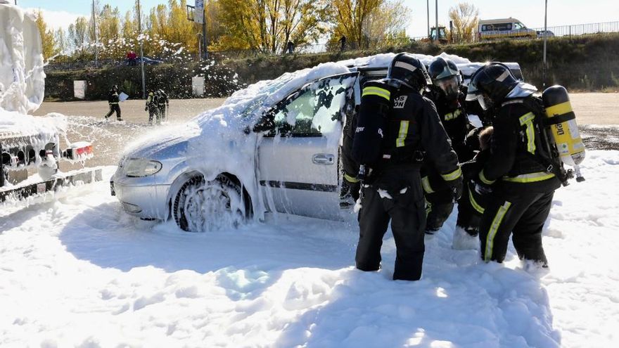 Neutralizando un supuesto escape en las prácticas de los bomberos de León.