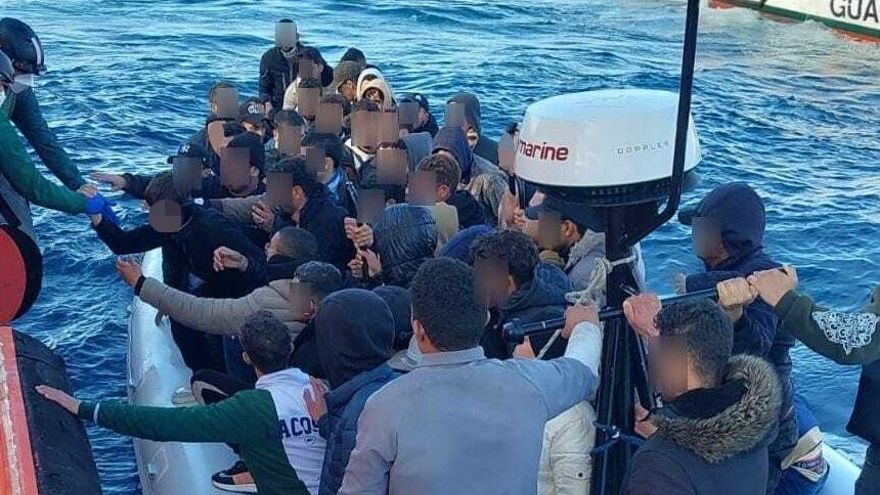 Personas rescatadas durante una intervención de Salvamento Marítimo en aguas próximas a Níjar (Almería).