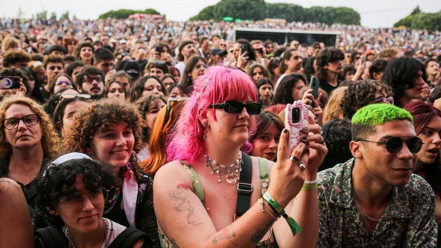 Pagar un festival a plazos o pedir un minicrédito para ir de vacaciones: "Se nos ha inculcado que quedarse en casa es casi una derrota"