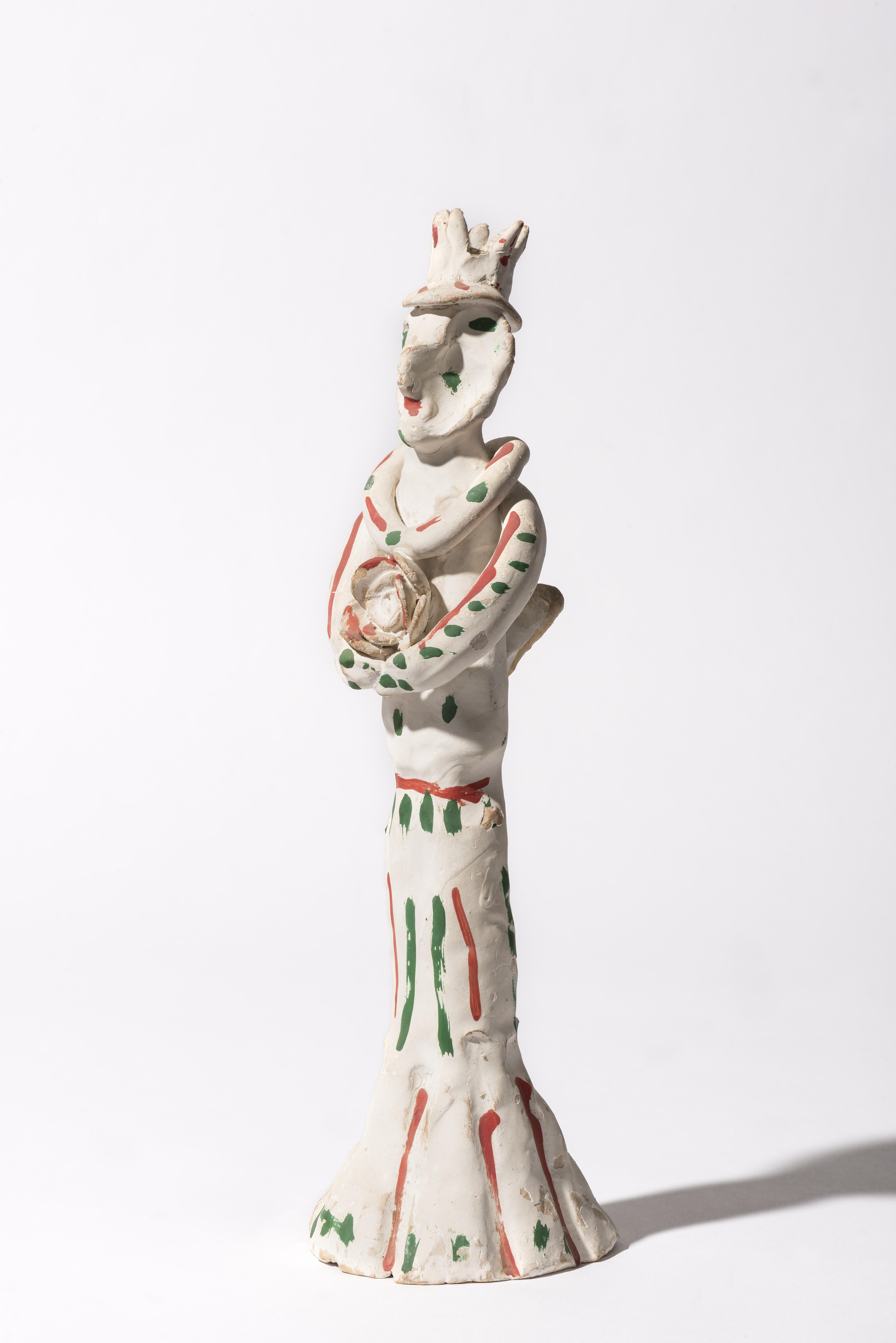 Figura policromada de siurell mallorquín perteneciente al Arxiu de la Fundació Miró Mallorca. Realizada en barro cocido y pintada en blanco, rojo y verde, la pieza refleja la estética simbólica y esquemática característica de la cerámica popular tradicional de Mallorca.