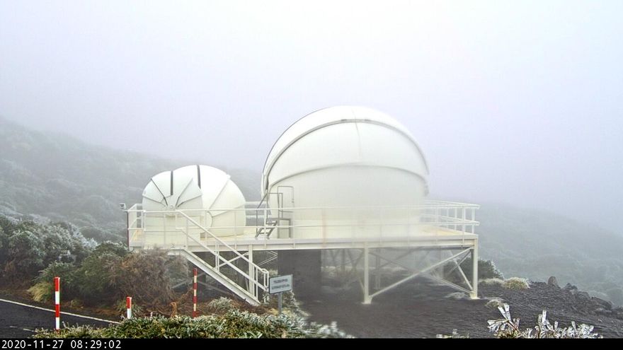 Exterior de los telescopios Warwick con escarcha, en el Observatorio del Roque de Los Muchachos, este  viernes. Imagen captada de la webcam.