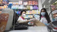 En la imagen de ayer, farmacias catalanas durante el reparto de las mascarillas compradas por la Generalitat para repartirlas entre la ciudadanía.