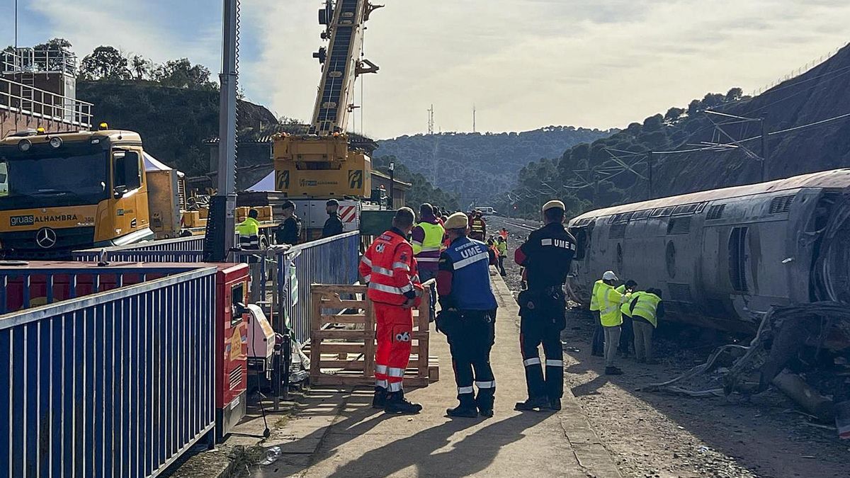 Trabajos en el lugar donde tuvo lugar el accidente ferroviario entre dos trenes en Adamuz (Córdoba).