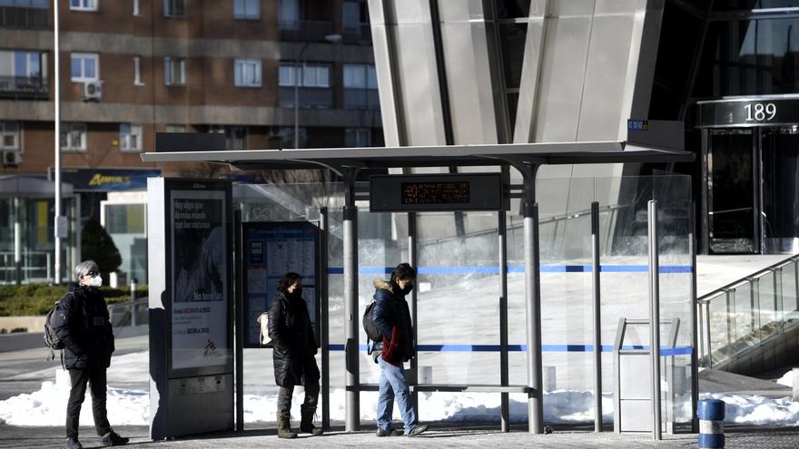 Varias personas esperando el autobús en Madrid (España), a 18 de enero de 2021