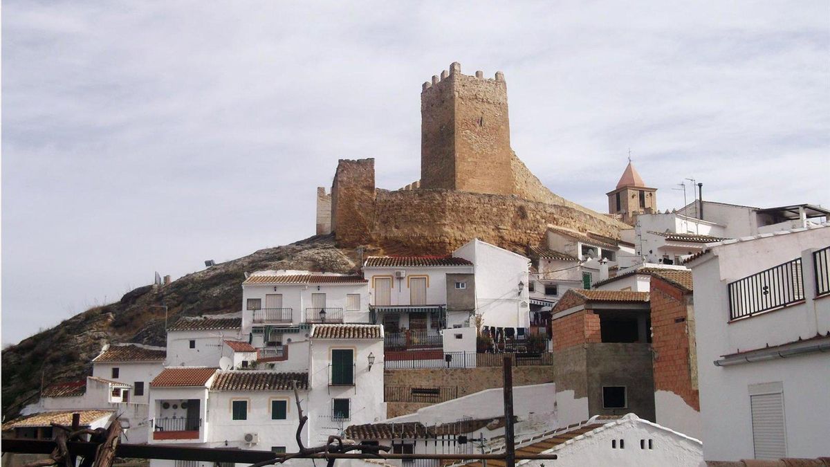 Patrimonio da el visto bueno a la conservación de la Torre del Reloj del Castillo de Iznájar