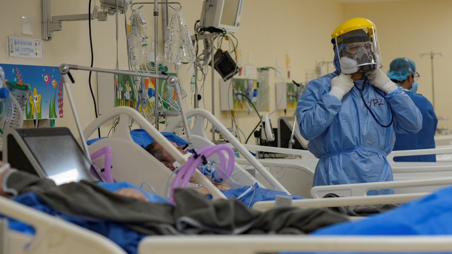 Fotografía del 5 de junio de 2020 de personal médico de la Unidad de Cuidados Intensivos (UCI) del hospital "Los Ceibos", de la ciudad portuaria de Guayaquil, mientras trabajan con pacientes contagiados con COVID-19. EFE/Mauricio Torres/Archivo