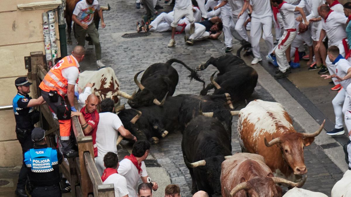 Pamplona inaugura los Sanfermines con un encierro peligroso que deja seis traslados al hospital