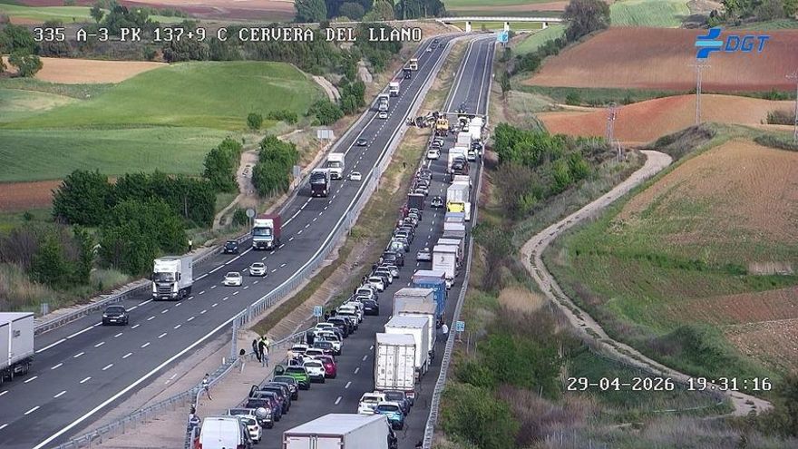 El vuelco de un camión provoca el corte total de la A-3 sentido Valencia, que ya ha reabierto