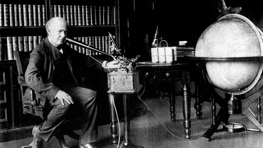 ¿Por qué se le atribuye a Thomas Edison la invención de la bombilla?