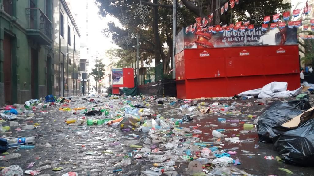Montones de desechos junto a zonas de venta de bebidas en el Carnaval chicharrero