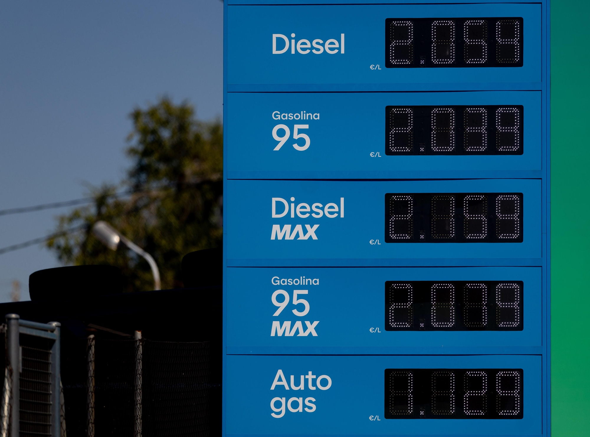 Cartel con los precios en una gasolinera esta semana
