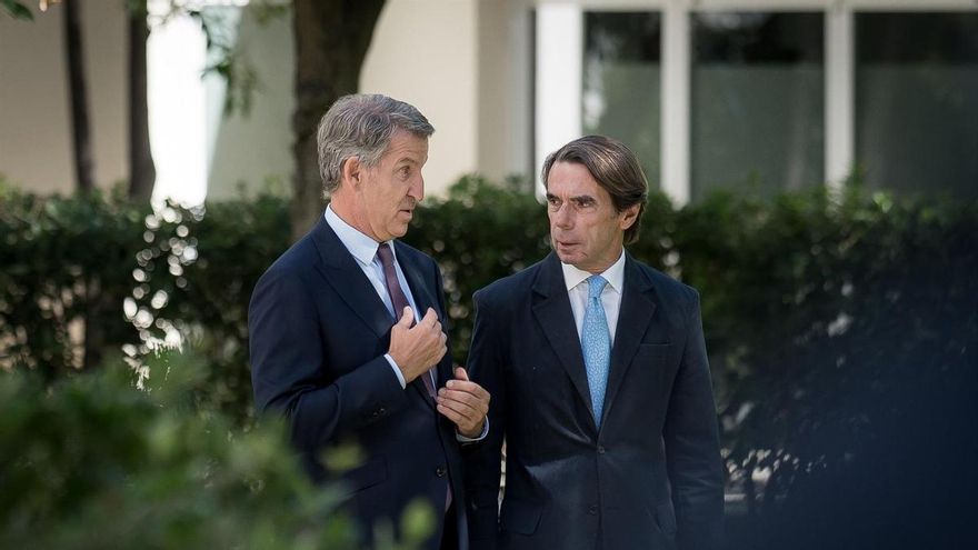 El presidente del Partido Popular, Alberto Núñez Feijóo, y el expresidente del Gobierno, José María Aznar, durante la clausura del Campus FAES 2026, en la Fundación Ortega Marañón, a 25 de septiembre de 2026, en Madrid (España).