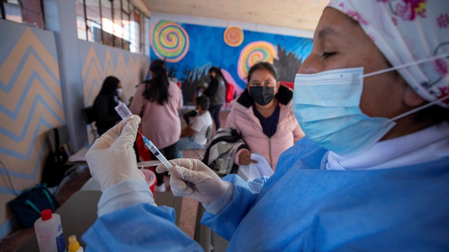 Una trabajadora de la salud prepara una dosis de la vacuna contra la covid-19 durante una jornada de vacunación a niños en un colegio de Quito (Ecuador), eun una fotografía de archivo. EFE/ José Jácome