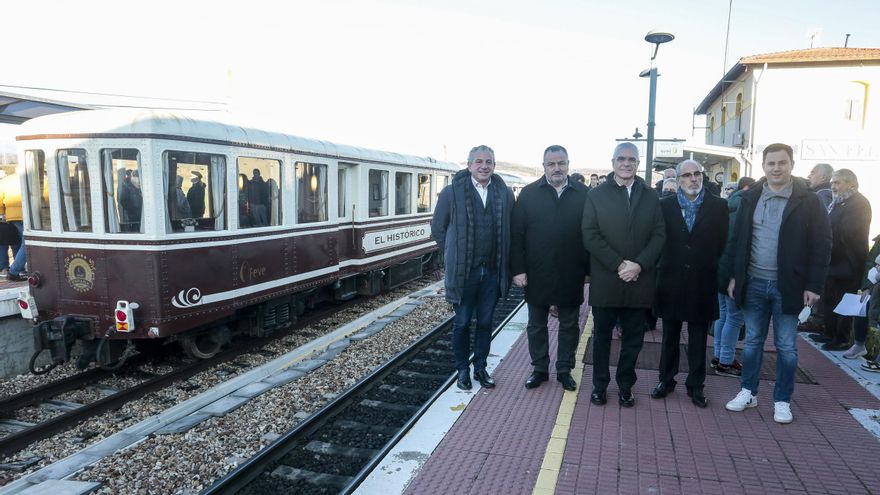 El presidente de la Diputación de León, Eduardo Morán, y el diputado de Turismo, Nicanor Sen, asisten junto al presidente de Renfe, Isaías Táboas, a la salida del tren turístico ‘Ruta del sabor ferroviario y la minería’.