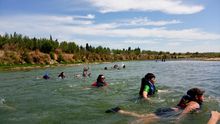 Personas bañándose en el Ebro a su paso por Zaragoza