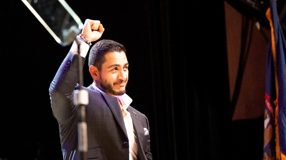 El candidato demócrata al Senado por Míchigan, Abdul El-Sayed, se dirige a sus seguidores en la fiesta organizada para seguir los resultados de las primarias en Detroit, Míchigan (EE. UU.).