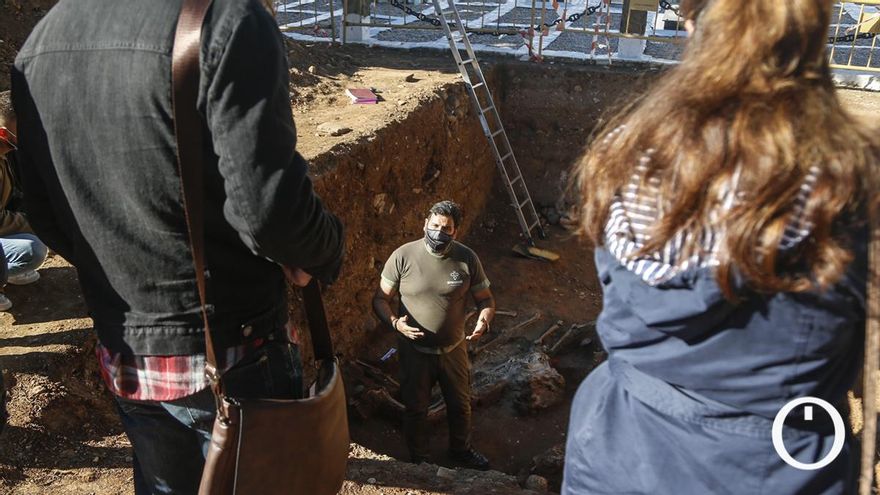 Estudiantes universitarios visitan las fosas del Cementerio de La Salud