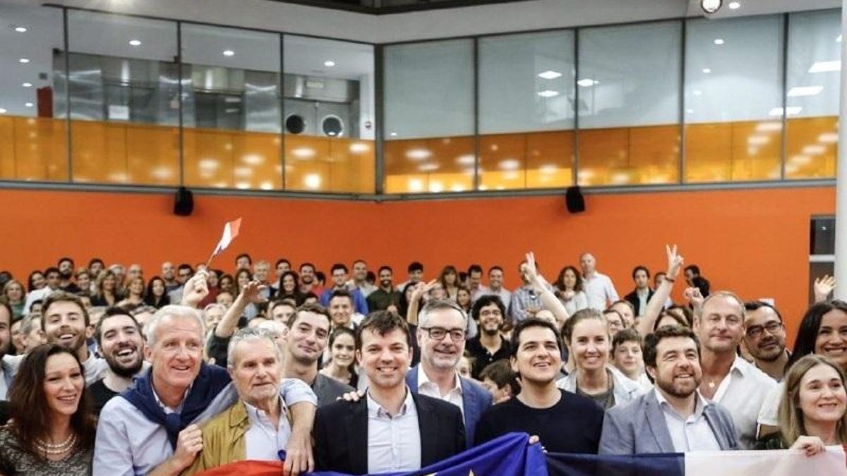 Simpatizantes de Macron celebran la victoria en la sede de Ciudadanos de Madrid