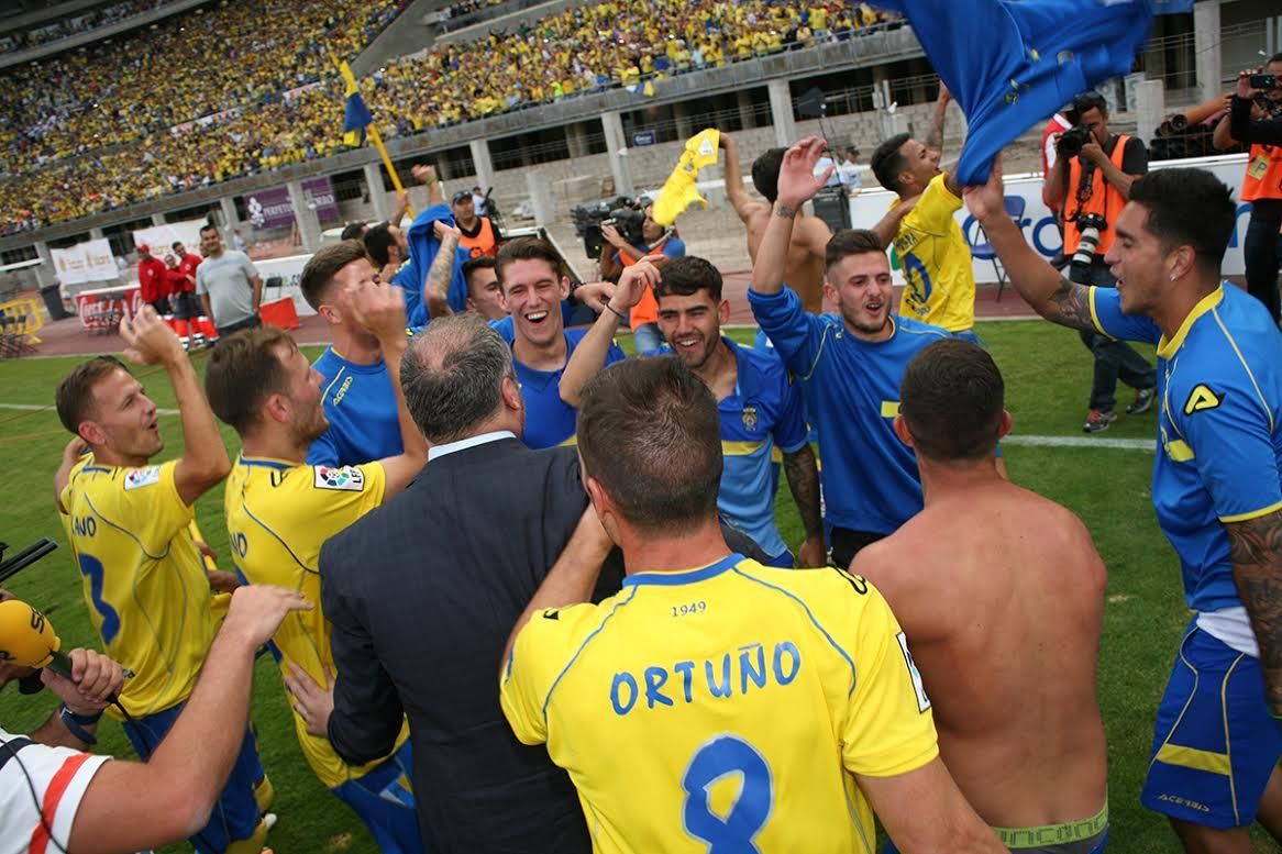 Los jugadores de la UD Las Palmas celebran el ascenso. (ALEJANDRO RAMOS)