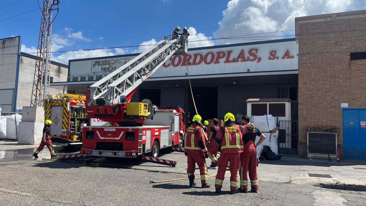 Los bomberos actúan en el incendio de una nave de Las Quemadas