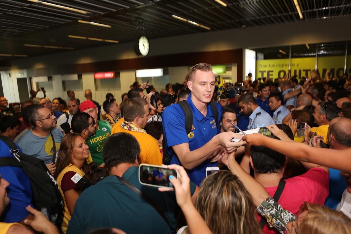 Llegada del 'Granca' al aeropuerto.