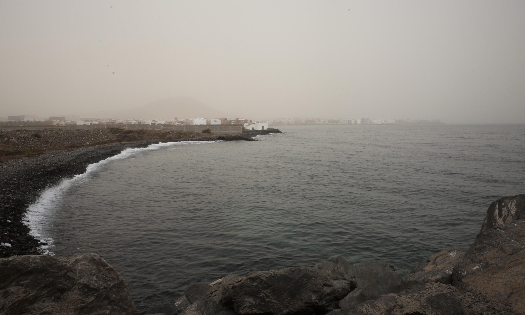 Costa del sureste de Gran Canaria, donde se aprecia la presencia de calima.