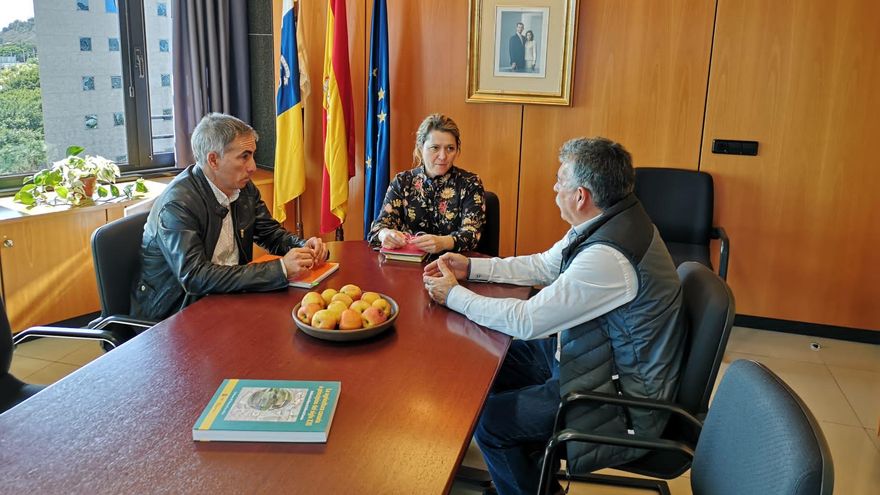 Reunión del presidente de Aspa,  Miguel Martín (d), y el gerente de la entidad, Antonio Luis Pérez, con la consejera de Agricultura del Gobierno de Canarias, Alicia Vanoostende.