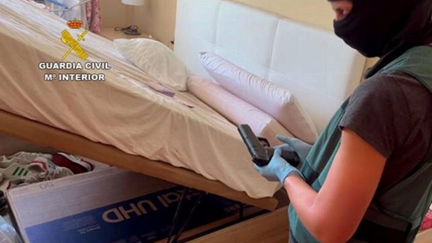 Una de las armas localizadas en el registro.