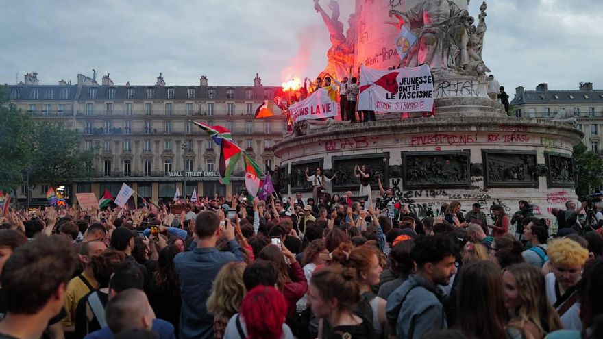 Miles de personas se manifiestan en la Plaza de la República de París tras la victoria de Le Pen: "Aquí están los antifascistas"