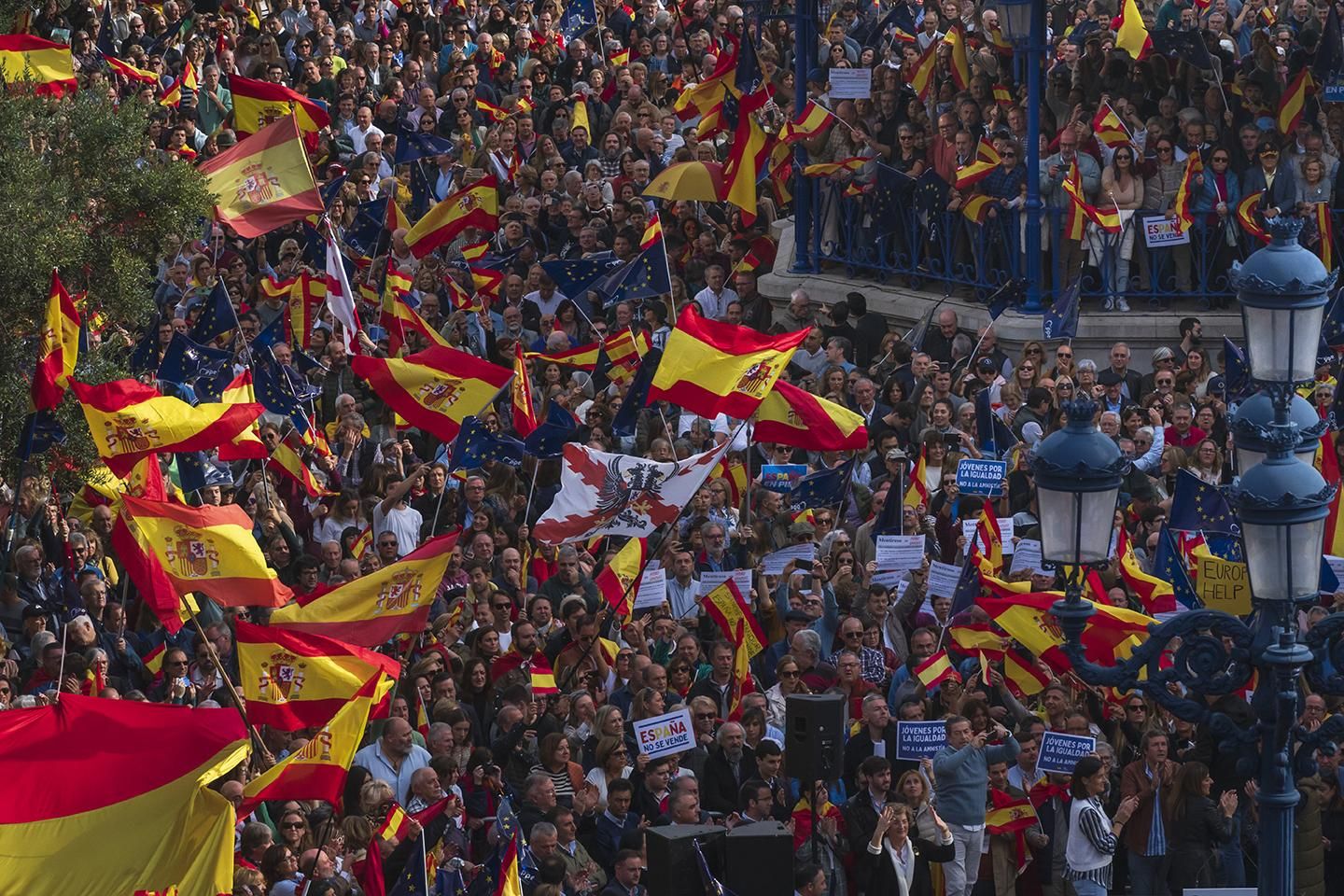 La Plaza de Pombo de Santander ha estado abarrotada de manifestantes durante la concentración del PP.