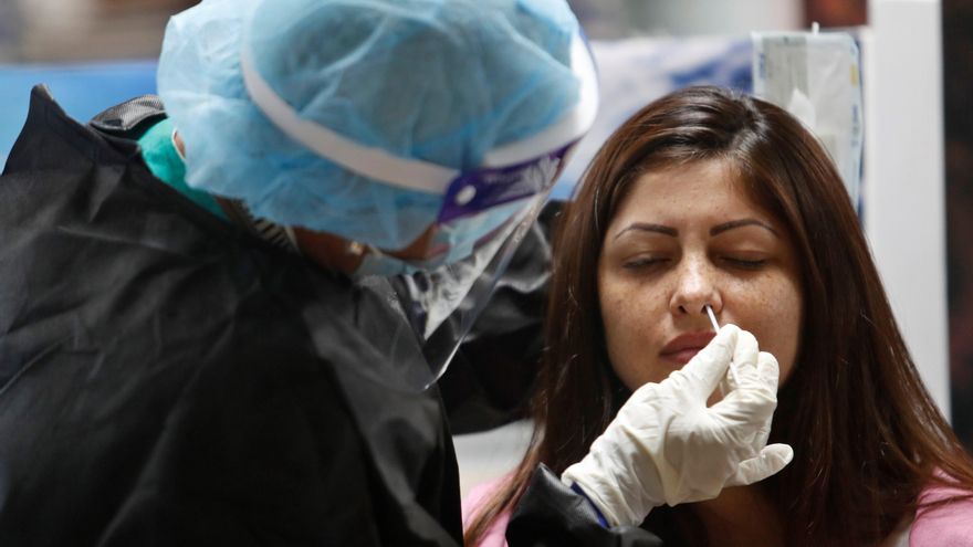 Fotografía de archivo en la que se registró a una mujer al someterse a una prueba para detectar la covid-19, en La Habana (Cuba). EFE/Yander Zamora