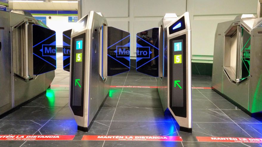 Tornos de entrada a las líneas L1 y L5 en Gran Vía