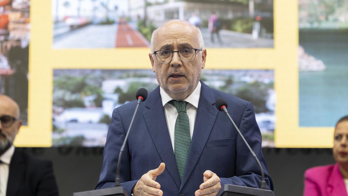 El presidente del Cabildo de Gran Canaria, Antonio Morales (c), ha presentado este lunes el proyecto de presupuestos de la corporación insular para 2026. EFE/Quique Curbelo