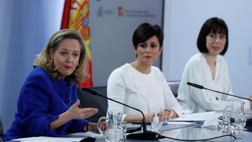 La vicepresidenta primera y ministra de Asuntos Económicos y Transformación Digital, Nadia Calviño (i); la ministra de Política Territorial y portavoz del Gobierno, Isabel Rodríguez (c), y la ministra de Ciencia e Innovación, Diana Morant (d), comparecen en la rueda de prensa posterior al Consejo de Ministros, este martes en el Palacio de La Moncloa en Madrid. EFE/Juan Carlos Hidalgo