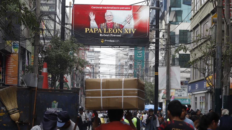 La imagen de León XIV inunda las calles de Lima