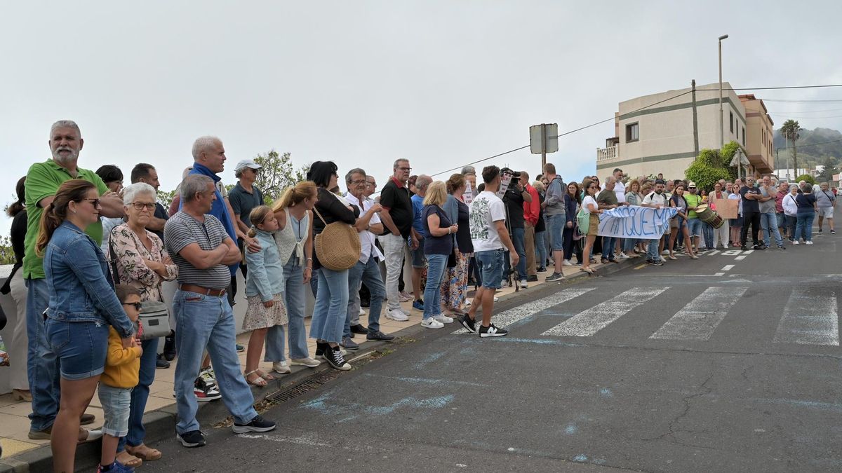 Manifestación ciudadana convocada por la Plataforma de Afectados por el Parque Nacional Marino de El Hierro este sábado. EFE/ Gelmert Finol