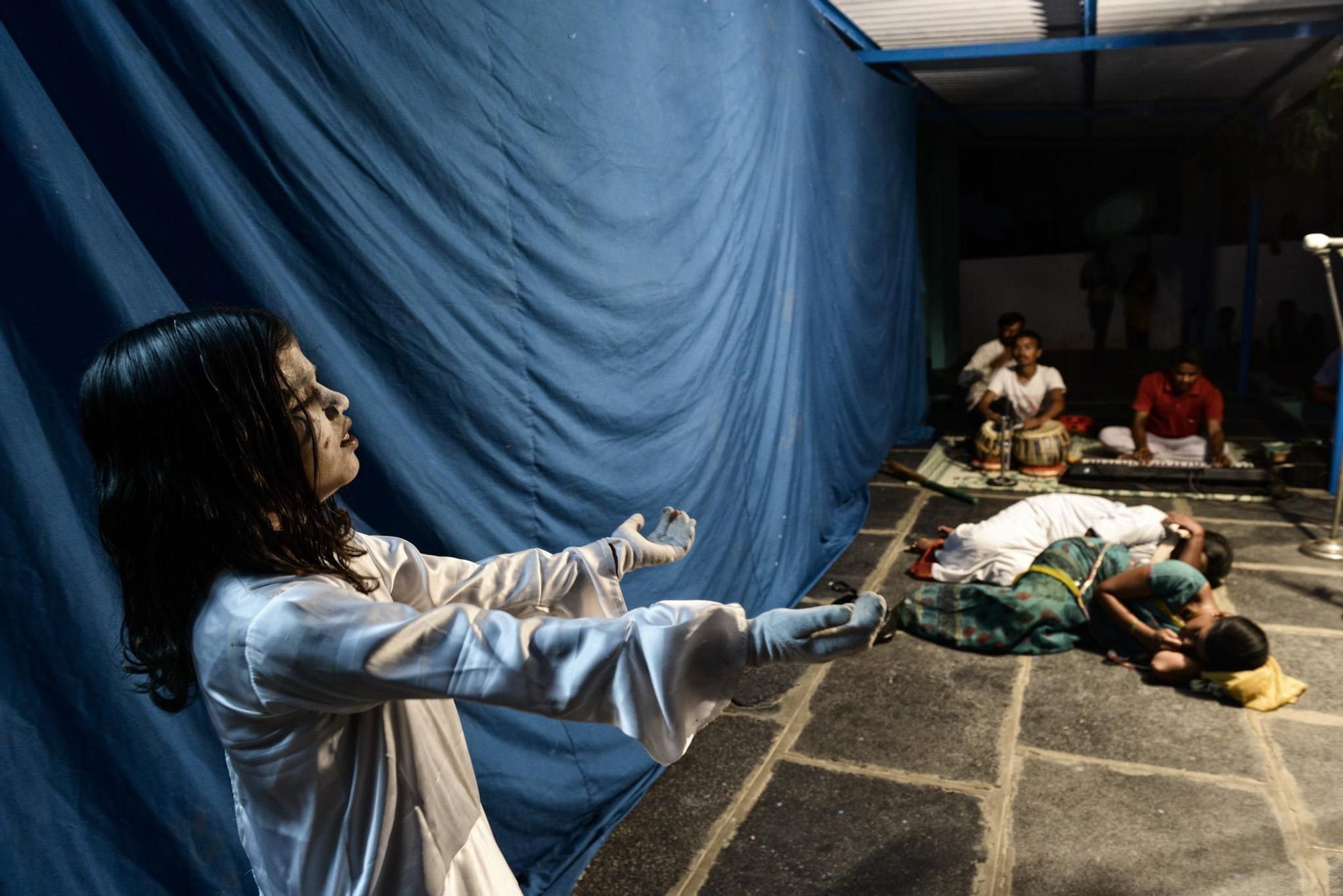 Una niña participa en una obra de teatro en la que se trata de concienciar a la población contra el feticidio de mujeres. La niña representa el fantasma de una chica que no nació por un aborto selectivo./ Zigor Aldama