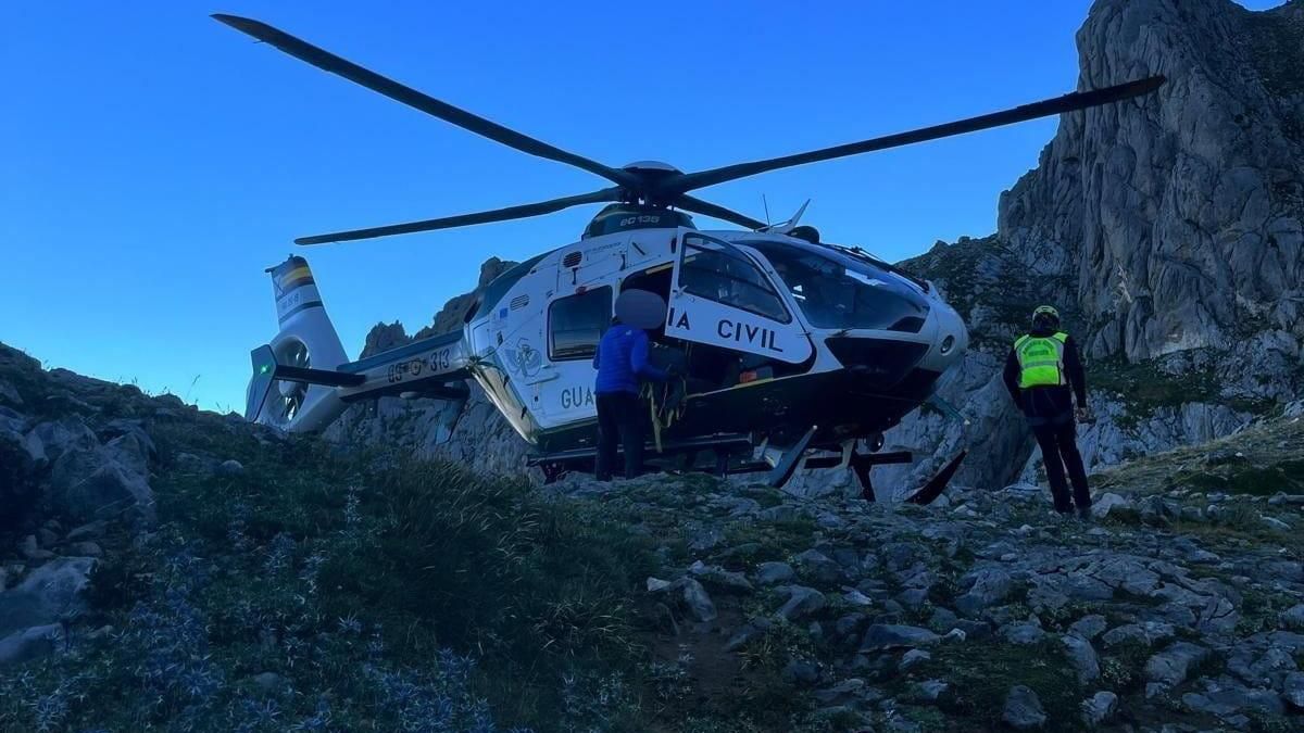 Rescatan con helicóptero a un montañero que se encontró indispuesto en pleno Picos de Europa