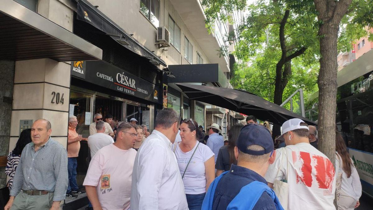 Aglomeración alrededor de la cervecería César, en la calle Alcalá y frente a la plaza de toros de Las Ventas.
