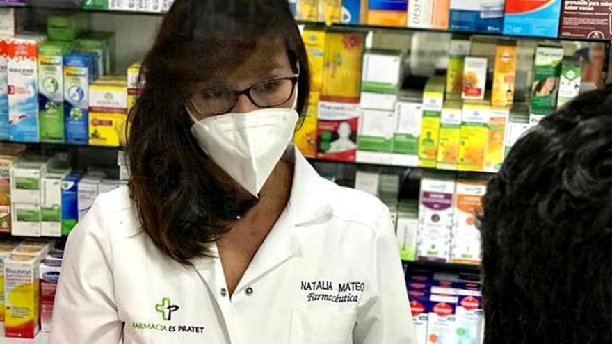 Natalia, tras la mampara de su farmacia en Ibiza