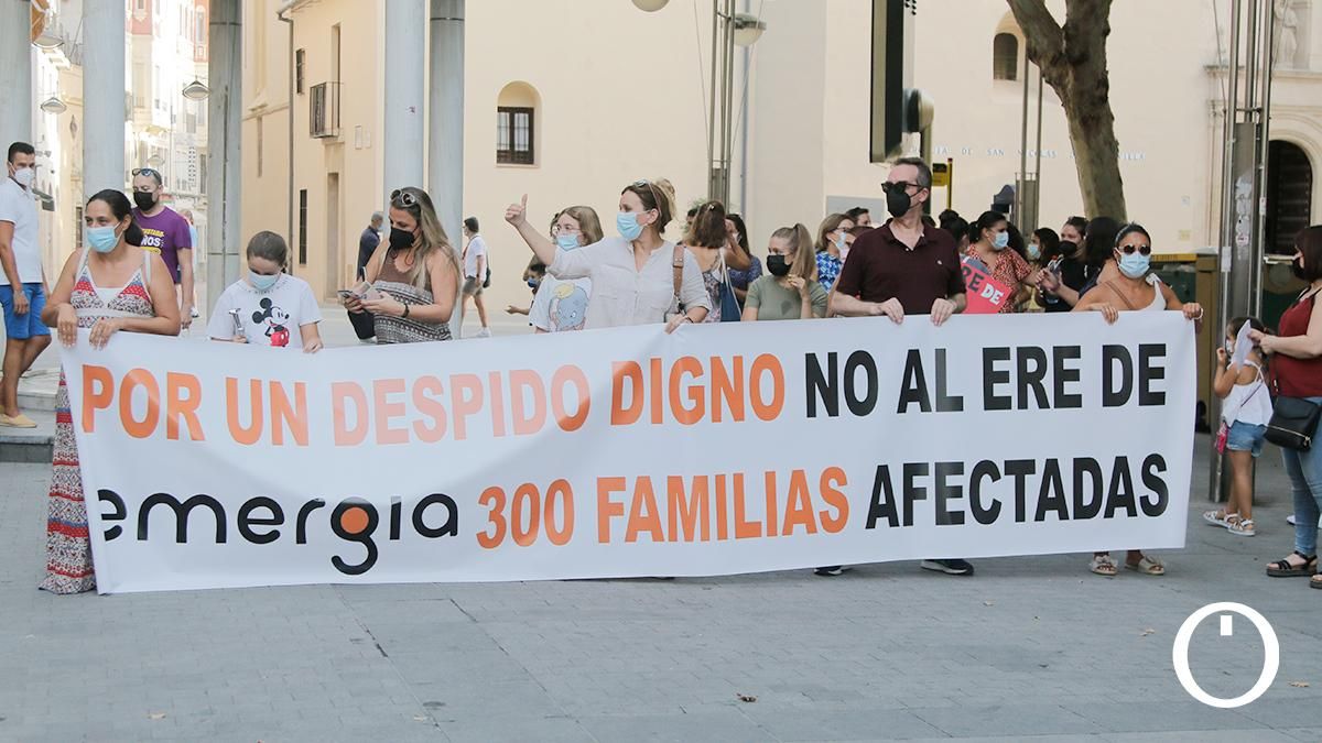 La plantilla del servicio suprimido en Emergia pide "un despido digno" mientras el tiempo se agota