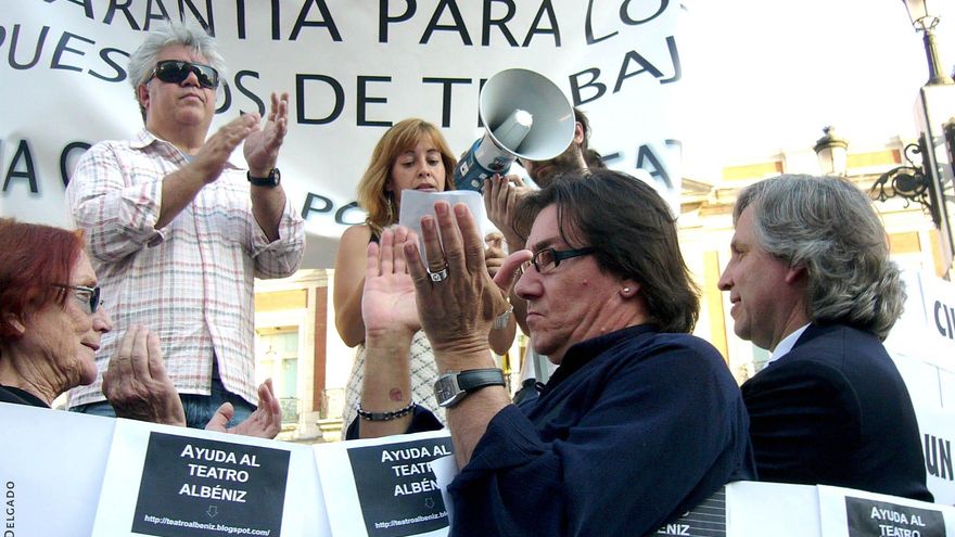 Manifestación en apoyo del Teatro Albéniz, con Pedro Almodóvar (izqda) y Eva Aladro, en el centro